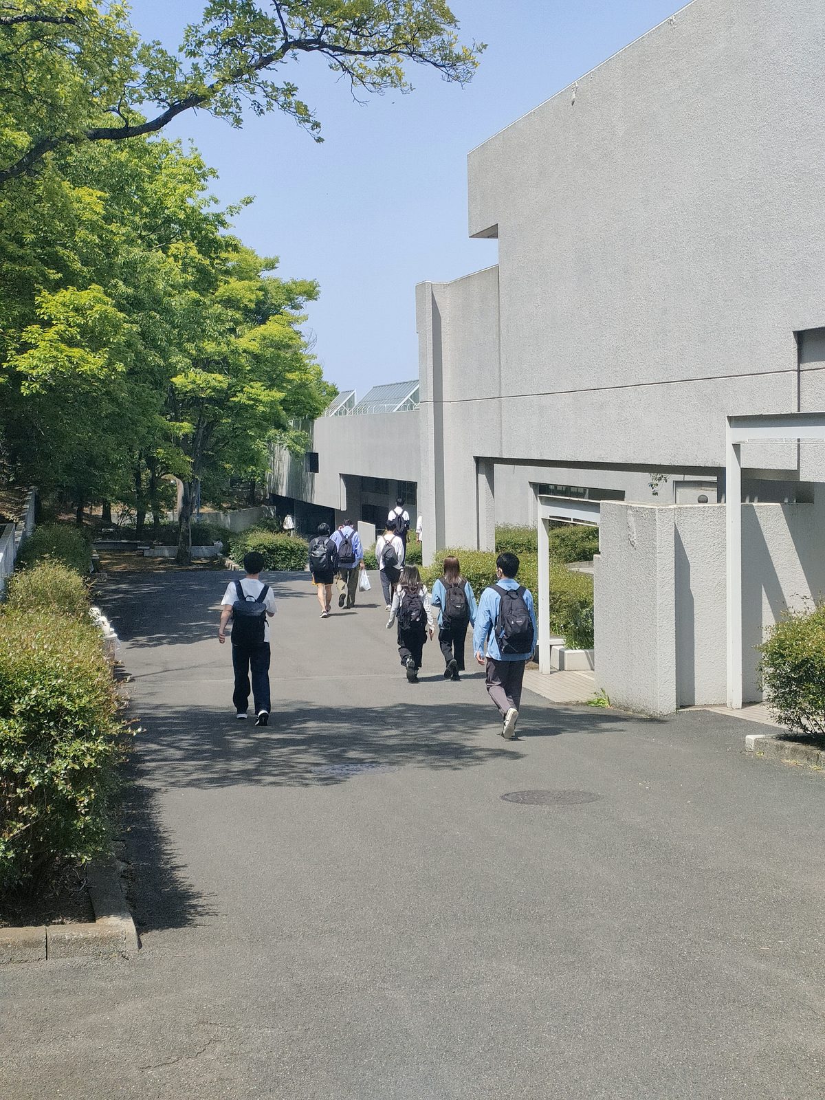所沢キャンパス。リュックの形みんなおんなじだな
