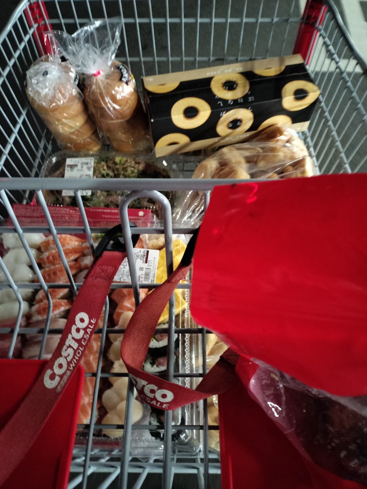 コストコで飯買って、集まって食ったり