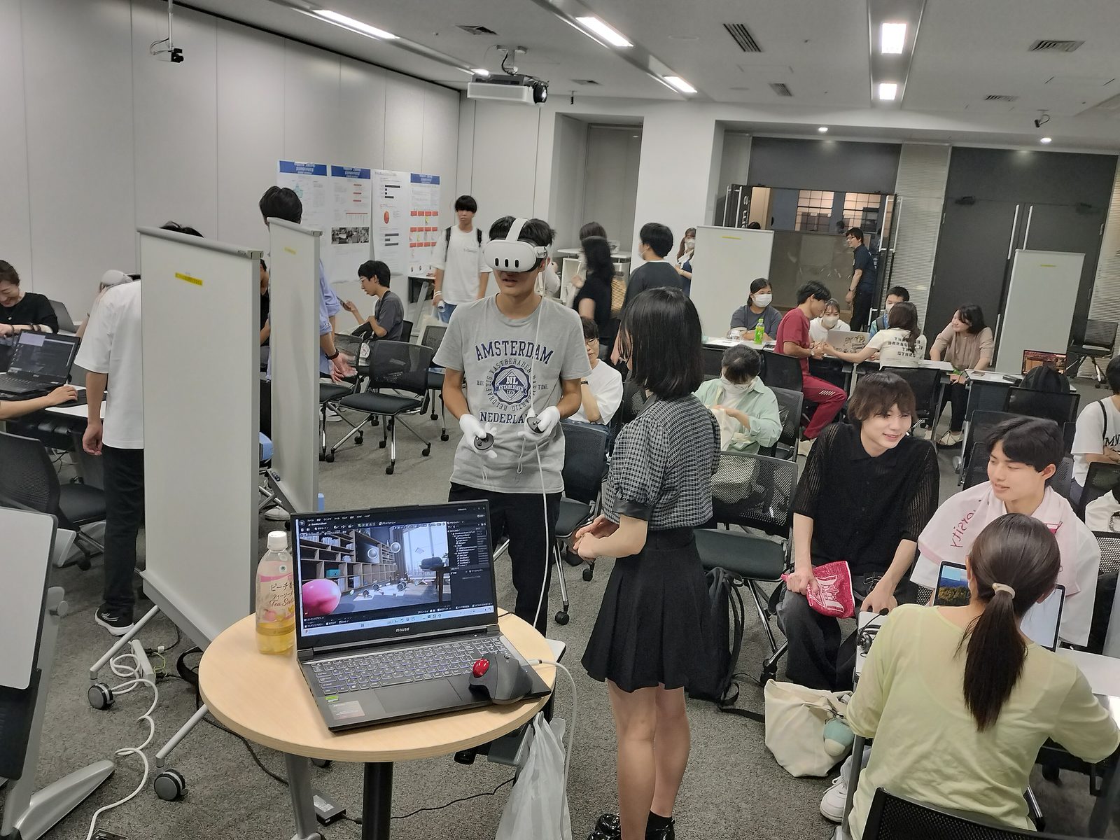 サークルメンバーもVRで出展してました。すごいよね。