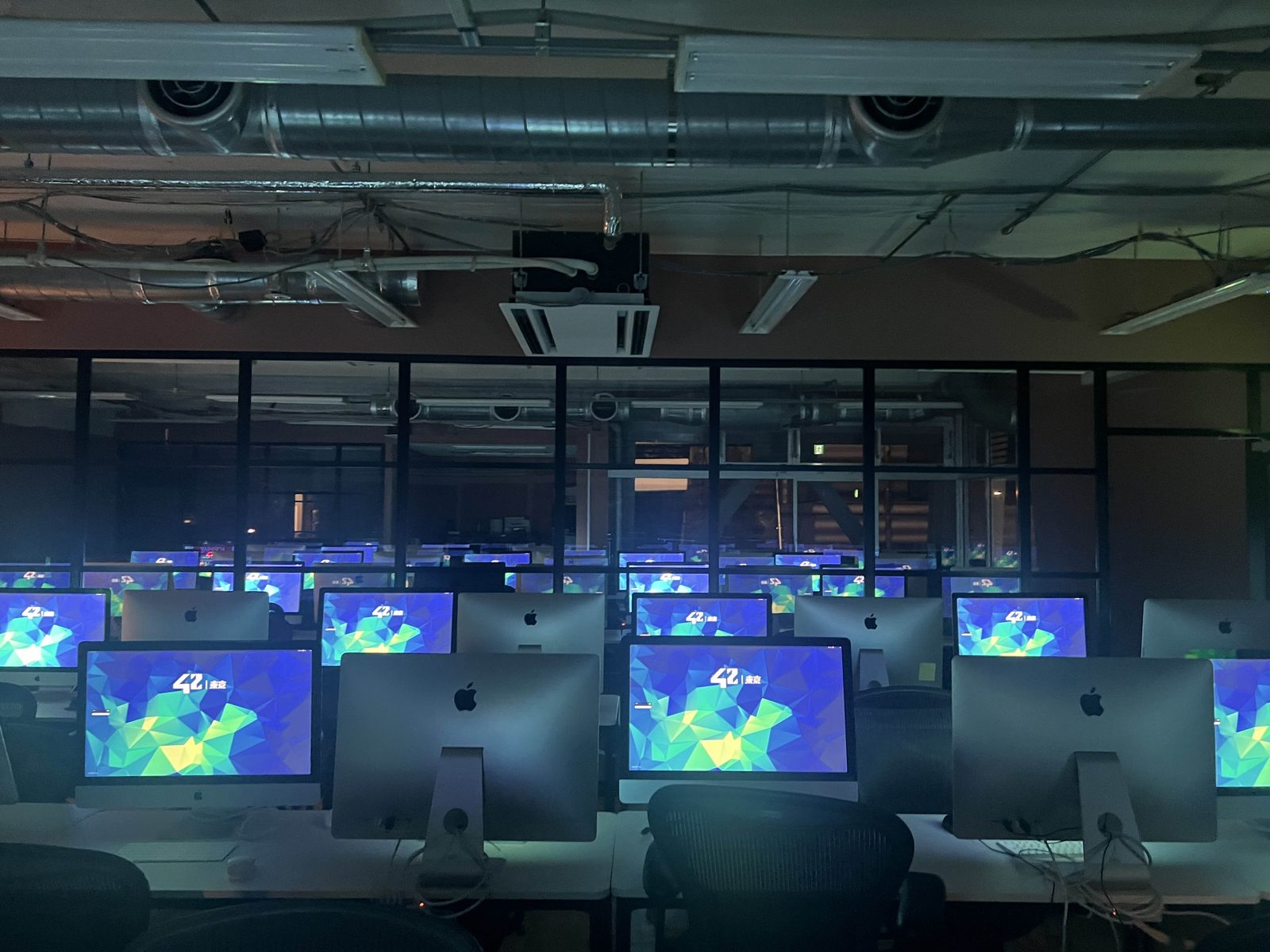 照明消してPCライドズラッと並べる、みたいなの、42好きだよね