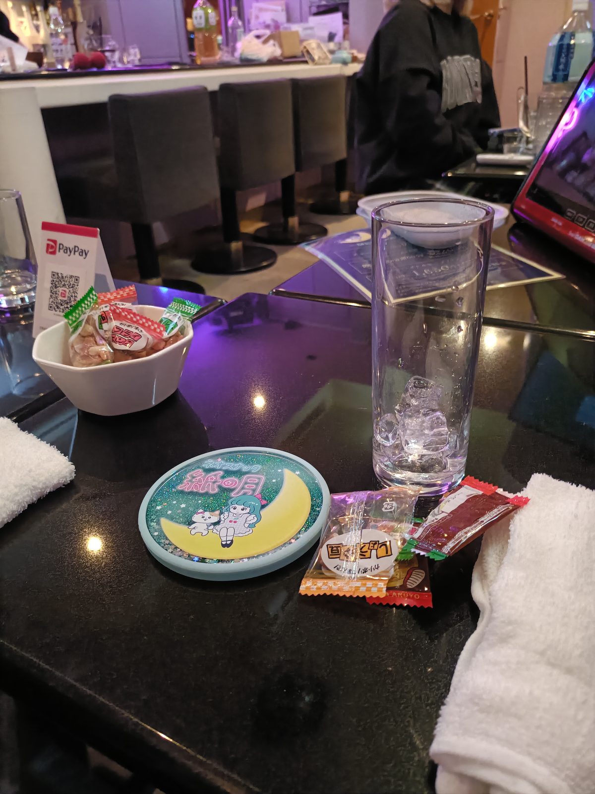 友人に連れられ、行きつけのスナックへ。結果、やっぱり自分の性格には合わない。ケチは夜遊びを楽しめなくて損。