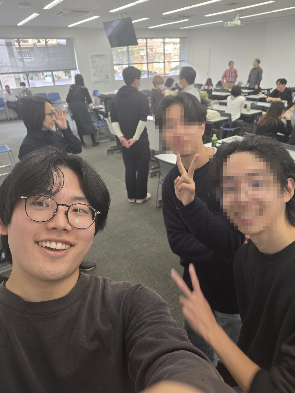 折りたたみスマホ自慢したくて写真撮ってますね