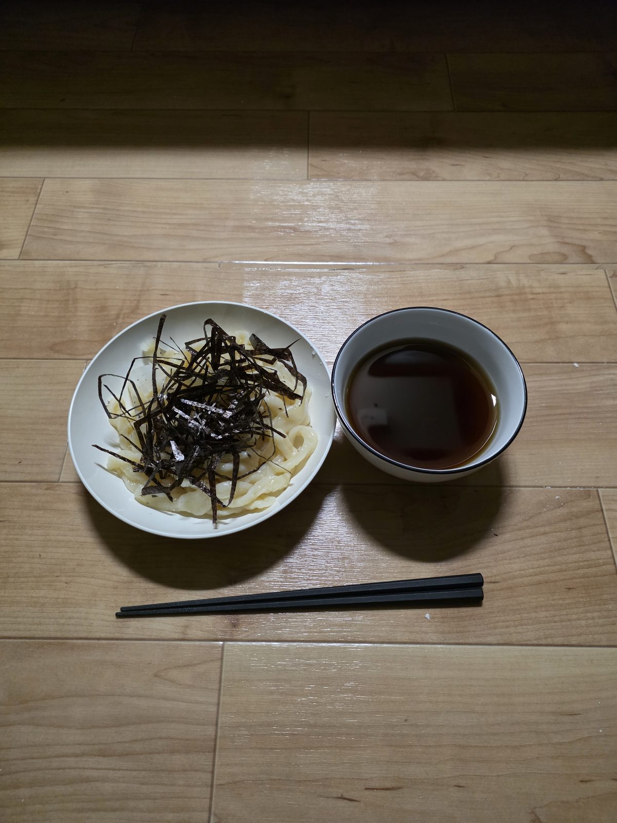 床で食べる自作うどん