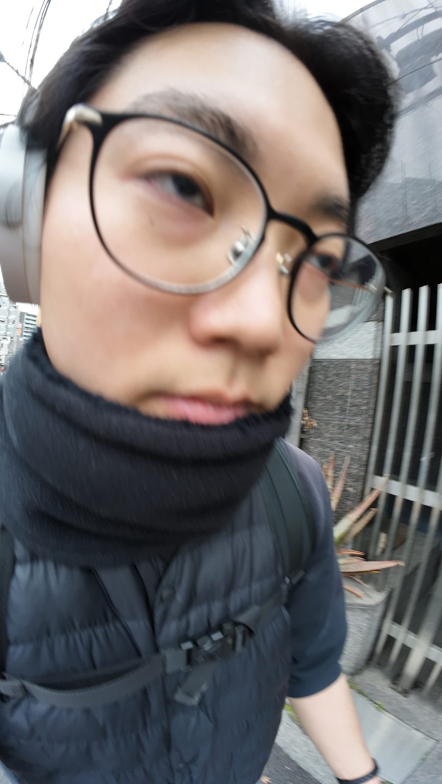 クソ寒いのに散歩している人です